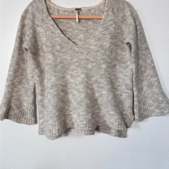 Free People Oversized Cozy Alpaca/Mohair Knit Bell-Sleeve V Neck Top Sweater M - Picture 4 of 13